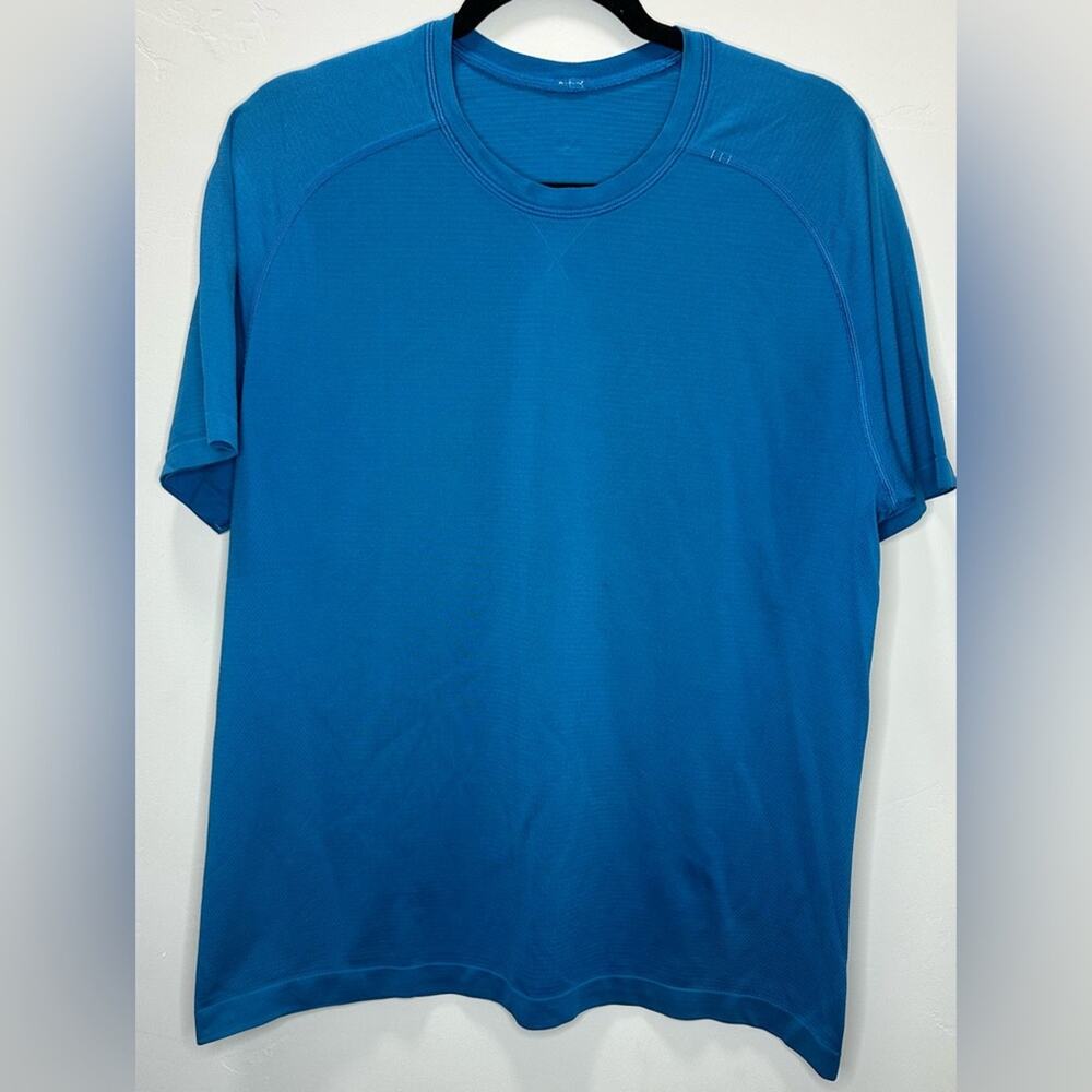Lululemon Men’s Short Sleeve Top in Blue Colorway Size Large.